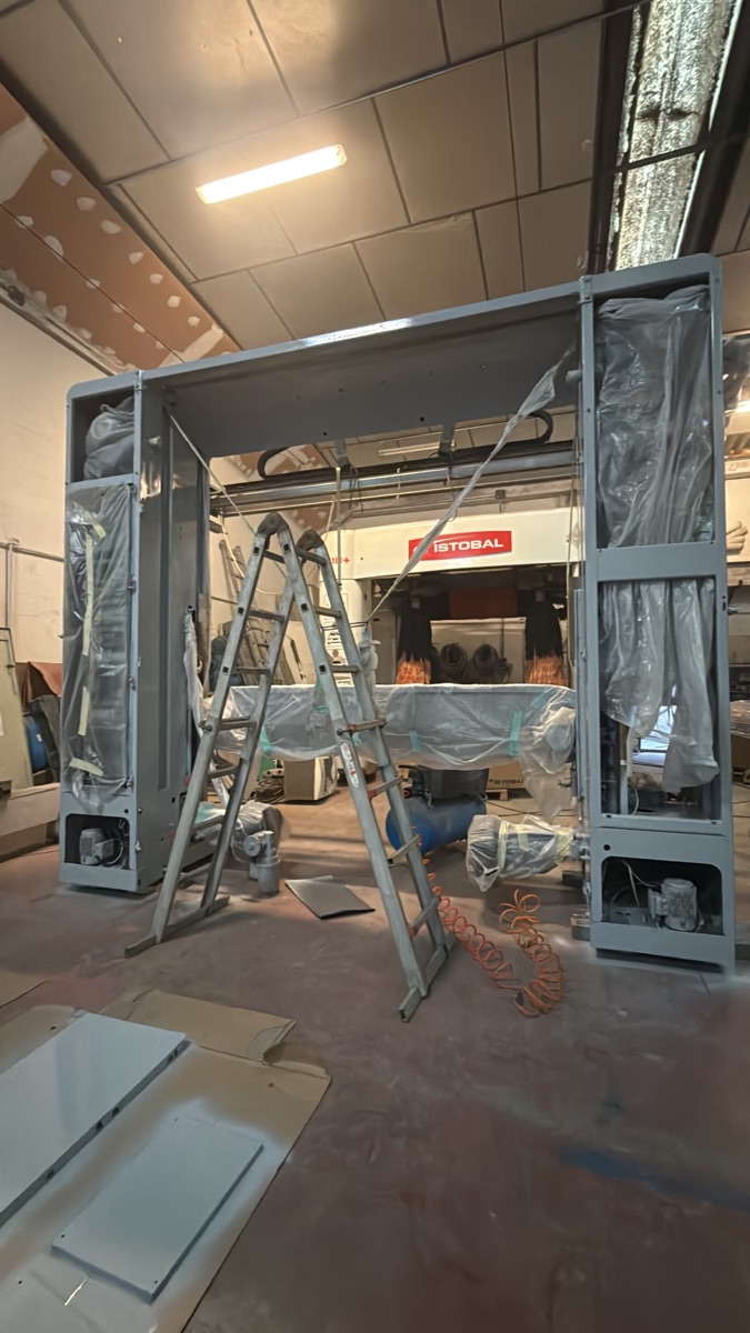 Puente de lavado Istobal M9 Plus recién pintado en plena reconstrucción