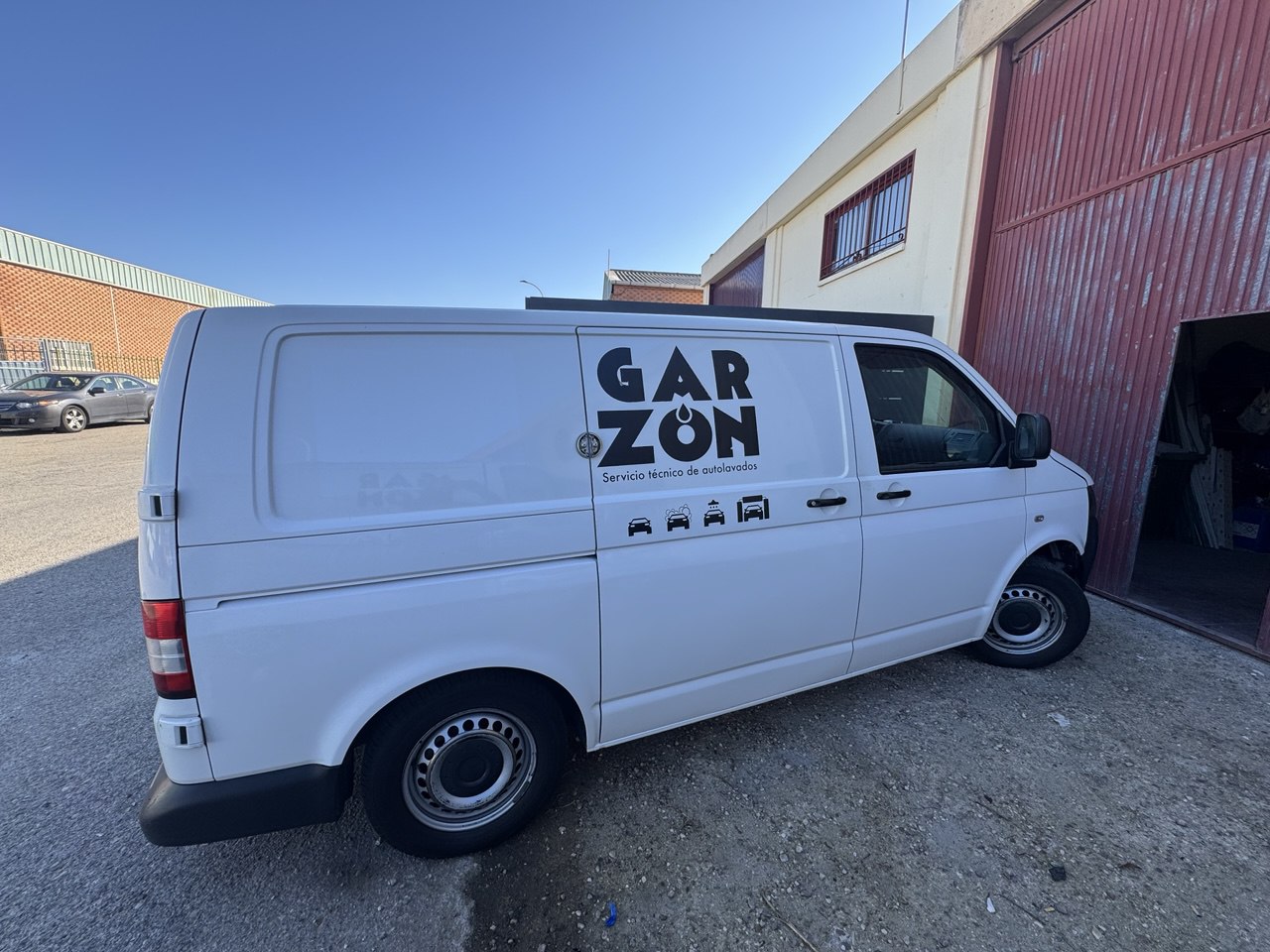 Puente reconstruido de lavado azul y amarillo